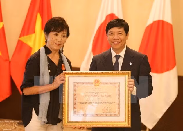 Bà Sakata Masako vinh dự đón nhận Huân chương Hữu nghị năm 2017. Ảnh: Ảnh: Thành Hữu/TTXVN