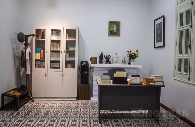 Không gian tái hiện lại, phòng làm việc của nhà thơ Tố Hữu tại căn nhà 76 Phan Đình Phùng (Hà Nội), nơi ông và gia đình đã sống suốt từ năm 1960 đến khi ông qua đời năm 2002.