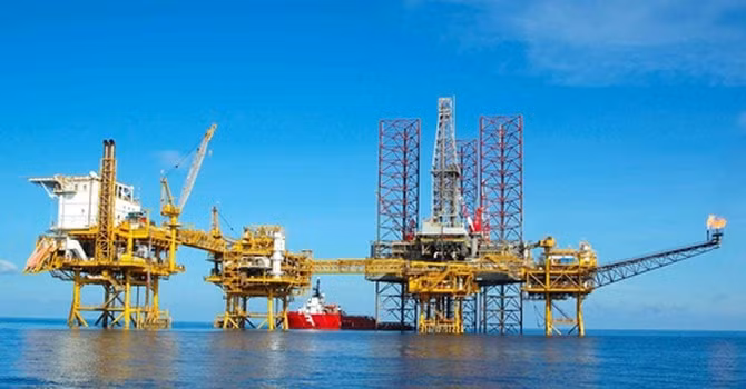 Giàn khoan dầu ngoài biển. Ảnh: TL.