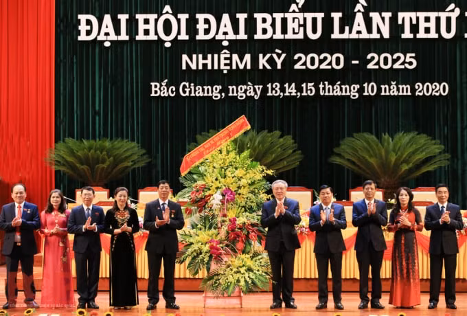 Đồng chí Nguyễn Hòa Bình - Bí thư Trung ương Đảng, Chánh án Tòa án Nhân dân Tối cao tặng hoa chúc mừng Đại hội. Ảnh: BGP/Hoàng Hà