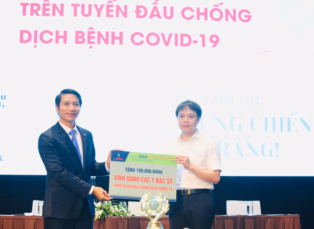Ban tổ chức trao tặng 100 triệu đồng cho Chương trình Vinh danh các y bác sỹ trên tuyến đầu chống dịch Covid 19.