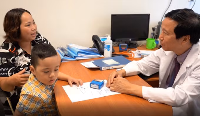 Kết quả nghiên cứu ghép tế bào gốc kết hợp giáo dục cho trẻ tự kỷ tại Vinmec được các nhà khoa học thế giới đánh giá đầy hứa hẹn, mở ra cơ hội cải thiện sức khỏe cho các em bé mắc căn bệnh này.
