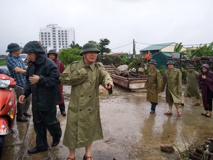 Chủ tịch UBND huyện Hoằng Hóa Lê Sỹ Nghiêm và cán bộ chủ chốt toàn huyện trực tiếp có mặt tại các địa điểm xung yếu khu vực ven biển cho đến khi bão tan. Ảnh: Quang Duy