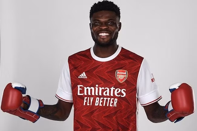 Tiền vệ Thomas Partey gây ấn tượng với đôi găng tay boxing. Ảnh: bongda24h.
