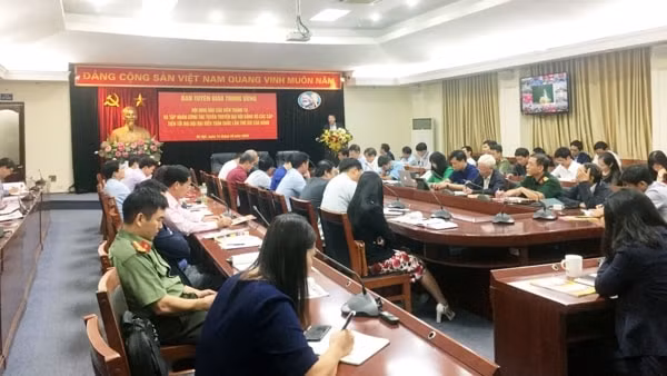 Hội nghị báo cáo viên tháng 10 và tập huấn công tác tuyên truyền Đại hội Đảng bộ các cấp tiến tới Đại hội đại biểu toàn quốc lần thứ XIII của Đảng, sáng 14/10