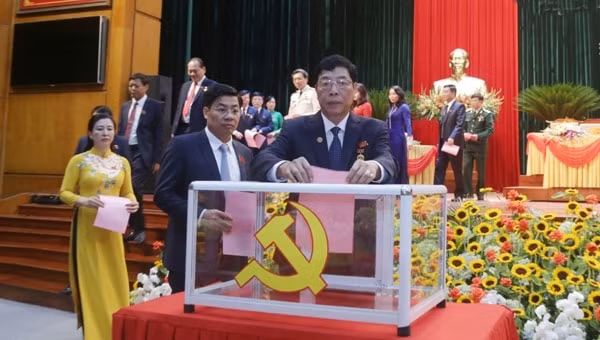Các đại biểu bỏ phiếu bầu Ban Chấp hành Đảng bộ Bắc Giang khóa mới. Ảnh: Báo Bắc Giang