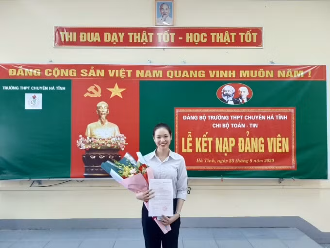 Em Hoàng Thị Linh Đan, lớp 12 Toán 1, trường THPT Chuyên Hà Tĩnh vinh dự và tự hào khi đứng vào hàng ngũ của Đảng ở độ tuổi 18