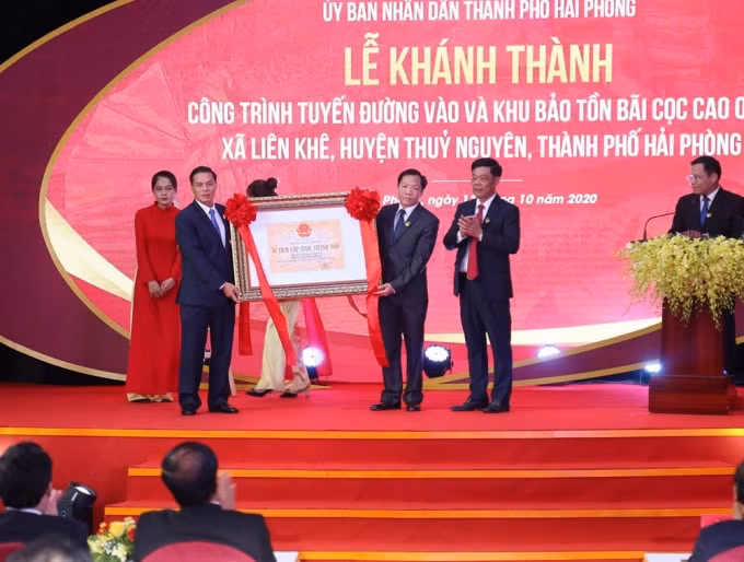Chủ tịch UBND thành phố Nguyễn Văn Tùng trao Bằng xếp hạng Di tích thành phố đối với Di tích khảo cổ - lịch sử Bãi cọc Cao Quỳ.
