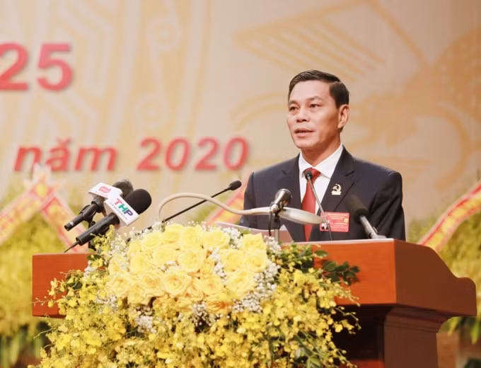 Đồng chí Nguyễn Văn Tùng, Phó Bí thư Thành ủy, Chủ tịch UBND thành phố đọc diễn văn khai mạc Đại hội