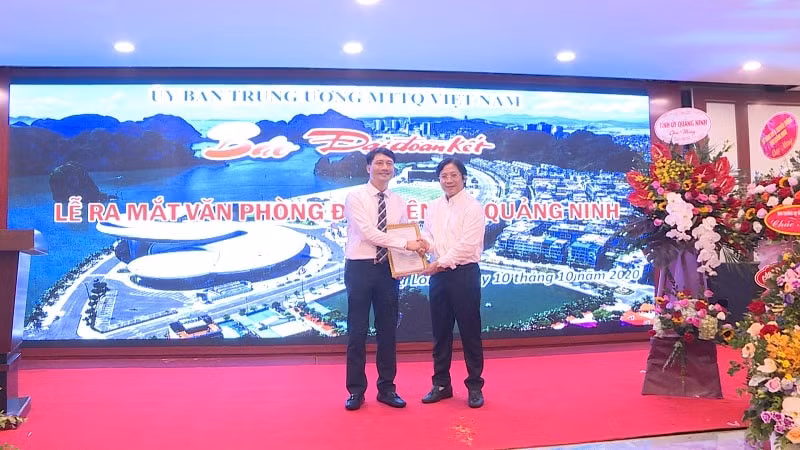 Nhà báo Lê Anh Đạt - Phó Tổng biên tập phụ trách Báo Đại đoàn kết trao quyết định cho nhà báo Trần Việt Phương (bên trái) phụ trách Văn phòng đại diện Báo Đại đoàn kết tại Quảng Ninh.
