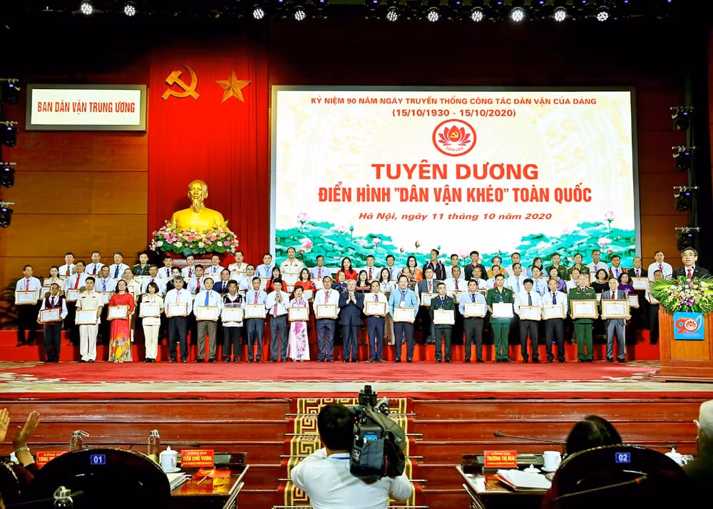 Các đồng chí: Thường trực Ban Bí thư Trần Quốc Vượng; Trưởng ban Dân vận Trung ương Trương Thị Mai; Trưởng ban Tuyên giáo Trung ương Võ Văn Thưởng trao tặng bằng khen cho các tập thể, cá nhân điển hình “Dân vận khéo”. Ảnh: Sơn Hải