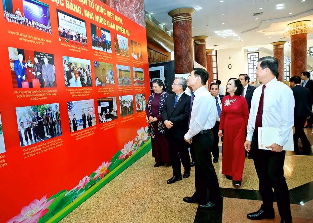 Các đồng chí lãnh đạo Đảng và Nhà nước thăm triển lãm ảnh tại Lễ kỷ niệm 90 năm Ngày truyền thống công tác dân vận của Đảng. Ảnh: Sơn Hải