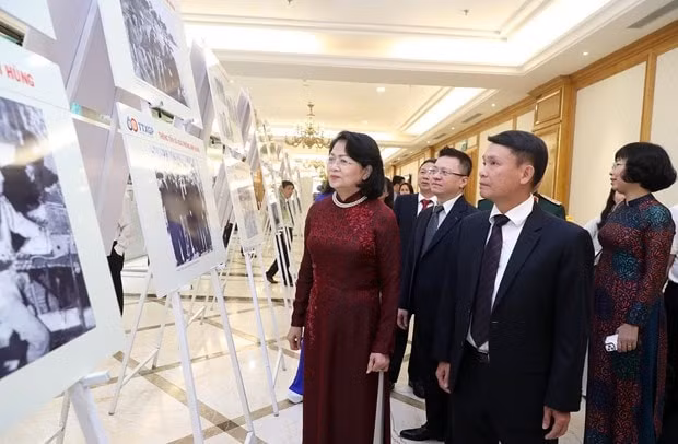 Phó Chủ tịch nước Đặng Thị Ngọc Thịnh, Tổng Giám đốc TTXVN Nguyễn Đức Lợi cùng các đại biểu tham quan triển lãm ảnh Thông tấn xã Giải phóng Anh hùng. (Ảnh: Lâm Khánh/TTXVN)