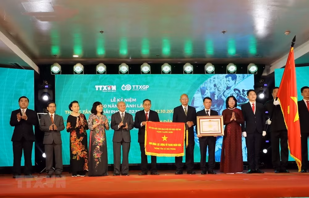 Phó Chủ tịch nước Đặng Thị Ngọc Thịnh, Phó Chủ tịch thứ nhất Hội đồng Thi đua-Khen thưởng Trung ương thay mặt Đảng và Nhà nước trao Danh hiệu Anh hùng Lực lượng vũ trang nhân dân của Chủ tịch nước tặng Thông tấn xã Giải phóng cho đại diện lãnh đạo TTXVN. Ảnh: TTXVN