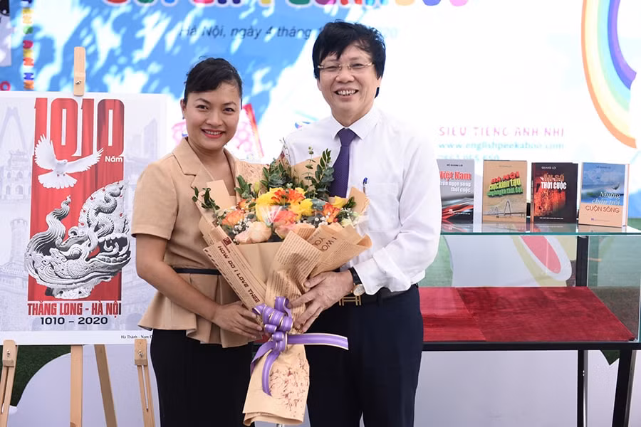 Giám đốc Phố sách Hà Nội Nguyễn Ngọc Hà tiếp nhận bộ sách của nhà báo Hồ Quang Lợi trao tặng.