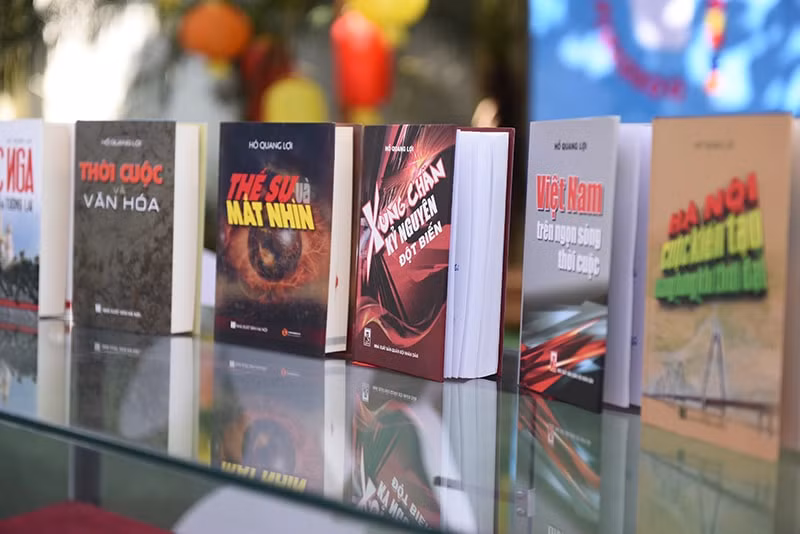 Bộ sách của nhà báo Hồ Quang Lợi.