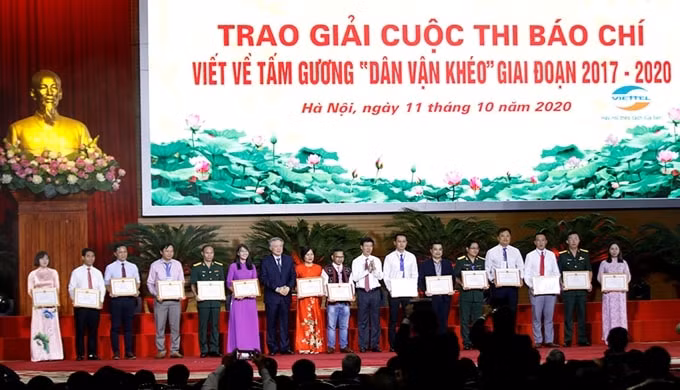 Trưởng ban Tuyên giáo Trung ương Võ Văn Thưởng và Chánh án Tòa án Nhân dân Tối cao Nguyễn Hòa Bình trao thưởng cho các tác giả, nhóm tác giả đoạt giải cuộc thi viết về tấm gương 