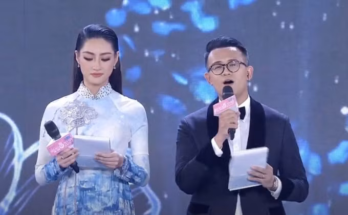 Lương Thùy Linh&nbsp;đảm nhiệm vai trò MC trong đêm bán kết Hoa hậu Việt Nam 2020.