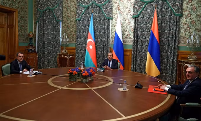 Ngoại trưởng Azerbaijan Jeyhun Bayramov (trái), Ngoại trưởng Nga Sergey Lavrov (giữa) và Ngoại trưởng Armenia Zohrab Mnatsakanyan (phải) trong cuộc hội đàm tại Moskva, ngày 9/10 - Ảnh: RIA Novosti