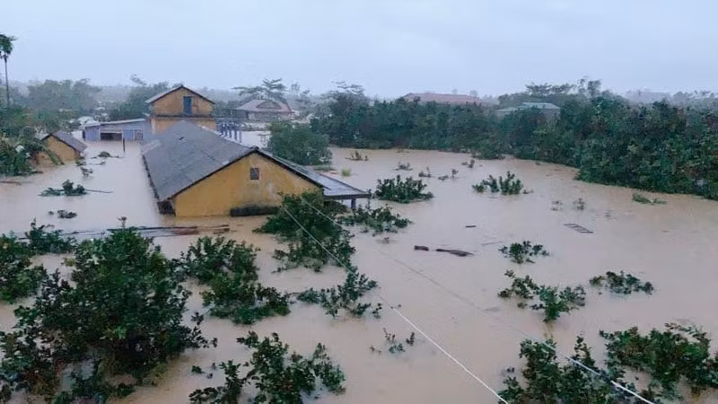 Nhiều trường học ở Huế bị nước lũ nhấn chìm. Ảnh: tainguyenmoitruong.