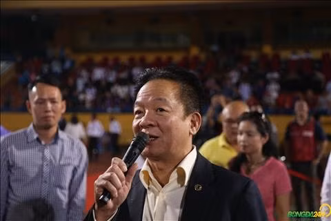 Ông chủ bầu Hiển thưởng tiền tươi cho SHB Đà Nẵng sau trận thắng Hải Phòng FC. Ảnh: bongda24h.