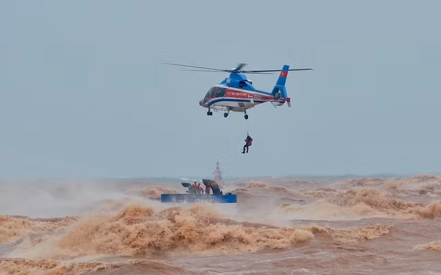 Lực lượng Đặc công nước và tổ bay trực thăng của Bộ Quốc phòng cứu hộ thuyền viên tàu Vietship 01 bị mắc kẹt trên biển