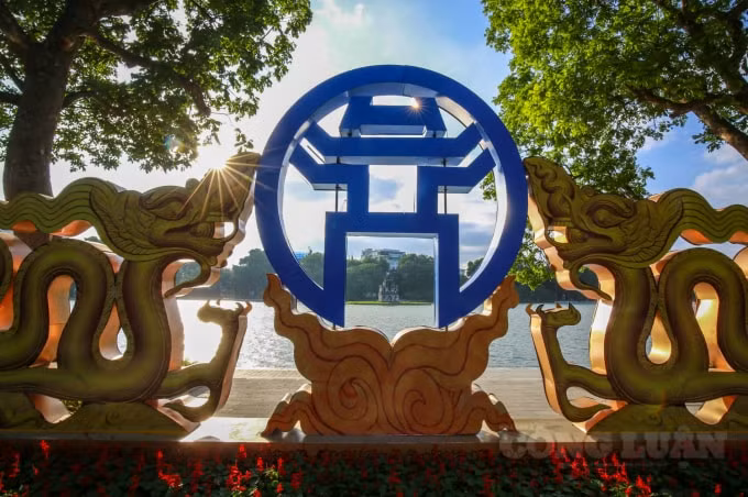 Đôi rồng thời Lý và phía xa là tháp rùa ở hồ Hoàn Kiếm. Ảnh: TX