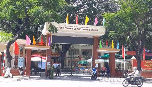 Trường THPT Cẩm Phả, trường chuẩn quốc gia thuộc Sở GD&ĐT Quảng Ninh. Ảnh: Nguyễn Quân.