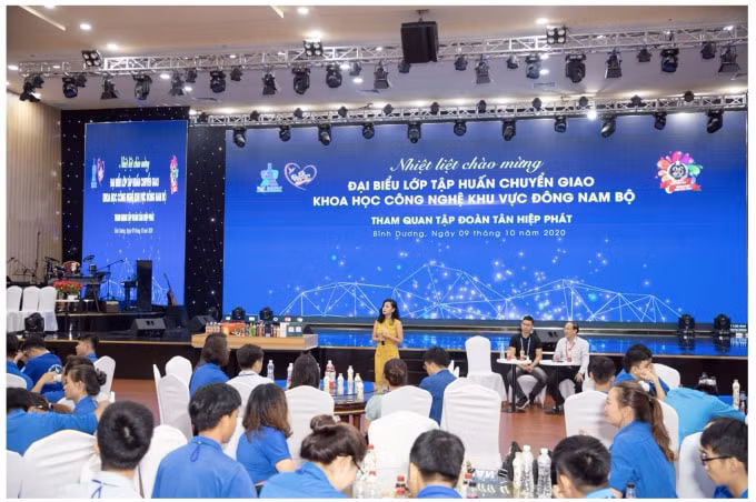 Đoàn đại biểu có buổi giao lưu cùng đại diện Tập đoàn Tân Hiệp Phát sau khi tham quan nhà máy.