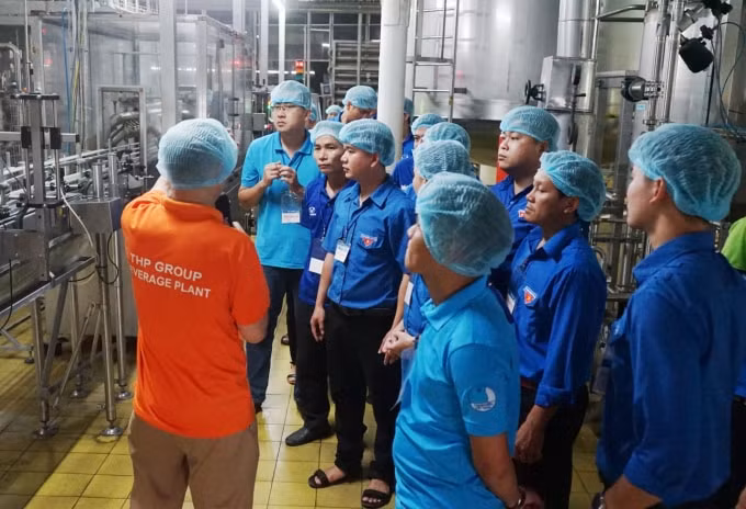 Đoàn đại biểu được tham quan trực tiếp nhà máy Tân Hiệp Phát tại Bình Dương.