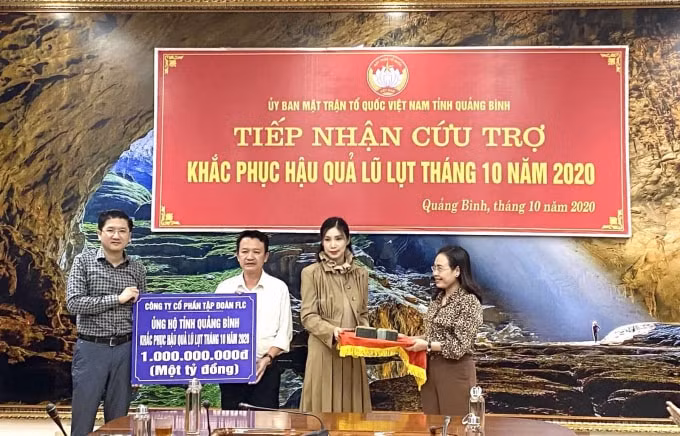 Tập đoàn FLC trao 1 tỷ đồng hỗ trợ Quảng Bình khắc phục hậu quả mưa lũ.
