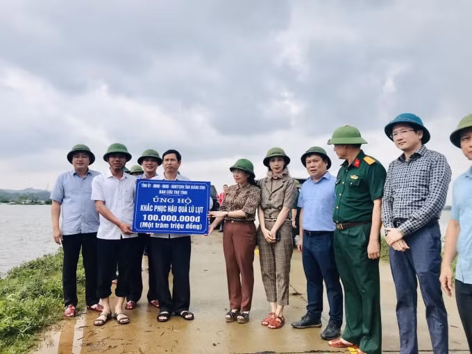 Đoàn công tác của Tập đoàn FLC cùng chính quyền tỉnh&nbsp; tại hiện trường một khu vực chịu ảnh hưởng của thiên tai.