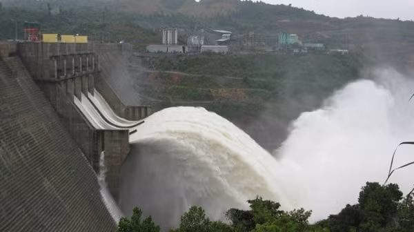 Hồ Thủy điện Hòa Bình mở một cửa xả đáy vào hồi 12 giờ 00 phút ngày 10/10