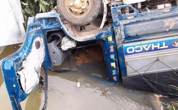 Chiếc xe tải nhỏ nằm gọn dưới kênh nước và tử vong sau đó