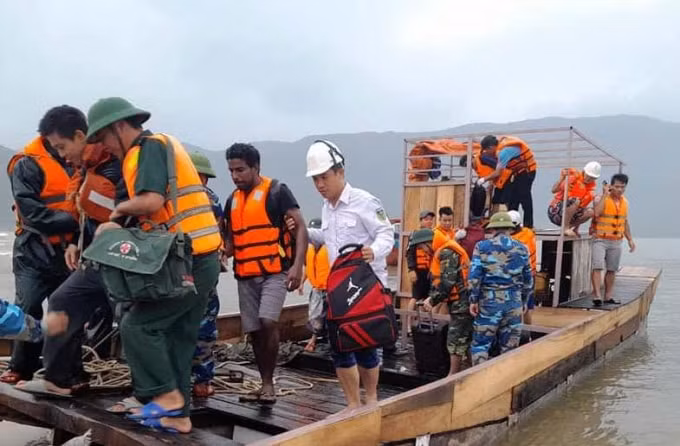 Lực lượng chức năng Hà Tĩnh đưa toàn bộ 16 thủy thủ vào bờ an toàn