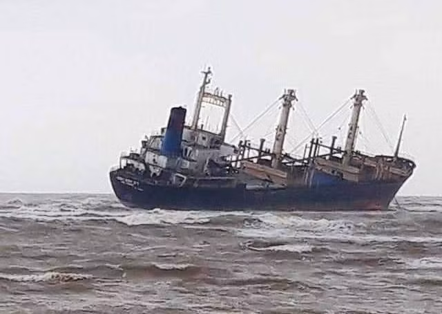 Tàu Minh Nam 07 bị mắc cạn