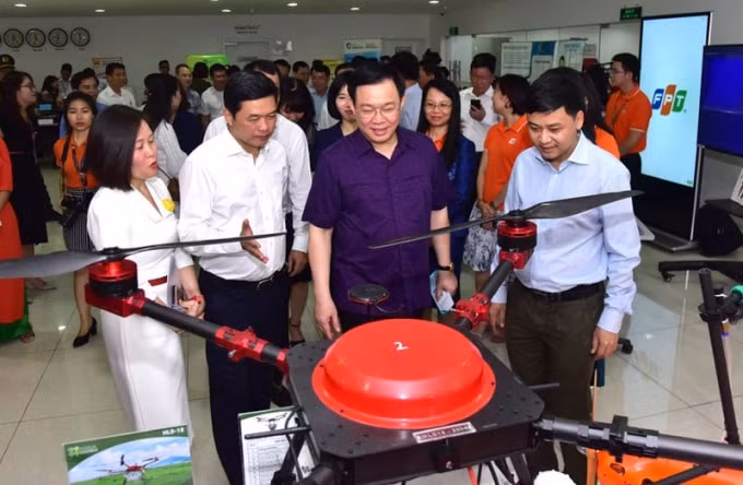 Bí thư Thành ủy Hà Nội Vương Đình Huệ tham quan các sản phẩm công nghệ cao tại Khu công nghệ cao Hòa Lạc. Ảnh: Viết Thành/Hà Nội mới.