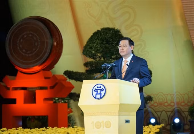 Bí thư Thành ủy Vương Đình Huệ đọc diễn văn Lễ kỷ niệm 1010 năm Thăng Long - Hà Nội. Ảnh: LĐO
