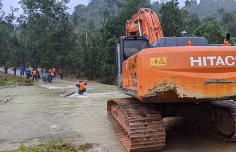 Lực lượng chức năng tìm cách tiếp cận khu vực Thủy điện Rào Trăng 3 (xã Phong Xuân, huyện Phong Điền). Ảnh: Tấn Lực