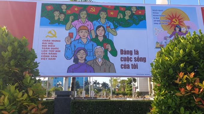 Nhiều pano, áp phích tuyên truyền Đại hội được trang trí trên các tuyến phố. Ảnh: Hoàng Dương