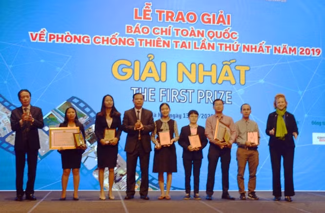 Ban tổ chức trao giải cho các tác giả đoạt Giải báo chí toàn quốc về phòng, chống thiên tai lần thứ nhất năm 2019. Ảnh Kim Nhuệ