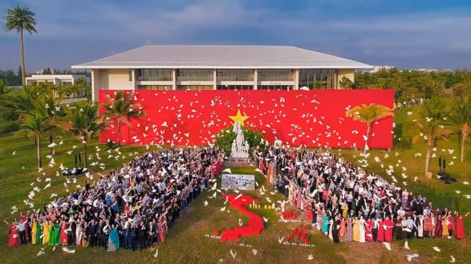 1000 doanh nhân Việt Nam hướng về biển đảo quê hương, hát quốc ca, biểu thị lòng yêu nước và khát vọng hòa bình để xây dựng một Việt Nam hùng cường. Ảnh: TL