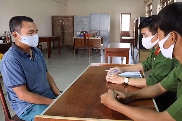 Cựu Phó chánh án TAND quận Hai Bà Trưng, ông Nguyễn Quốc Toàn bị bắt tại cơ quan Công an. Ảnh: baobaovephapluat.