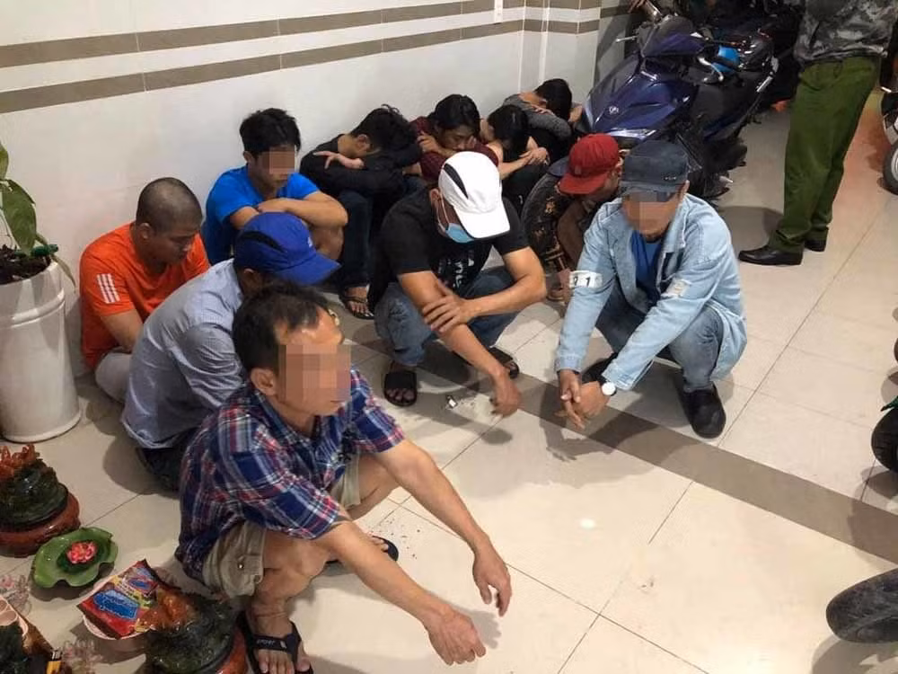 Hình ảnh 60 dân chơi ma túy tại hàng loạt khách sạn, phòng thu âm ở quận Bình Tân. Ảnh: vietnamnet.