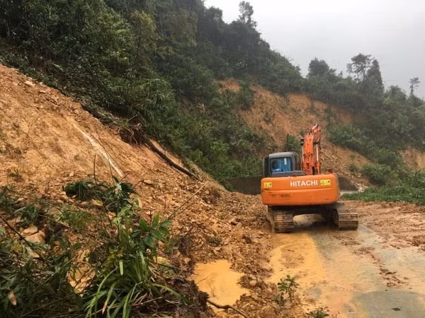 Lực lượng chức năng đang khắc phục các điểm sạt lở dẫn vào thủy điện Rào Trăng 3