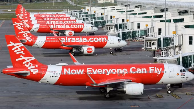 Máy bay AirAsia tại sân bay quốc tế Kuala Lumpur. Hãng bay này đã tìm kiếm sự hỗ trợ của chính phủ cho các khoản vay để hỗ trợ nó vượt qua đại dịch. Ảnh: Reuters