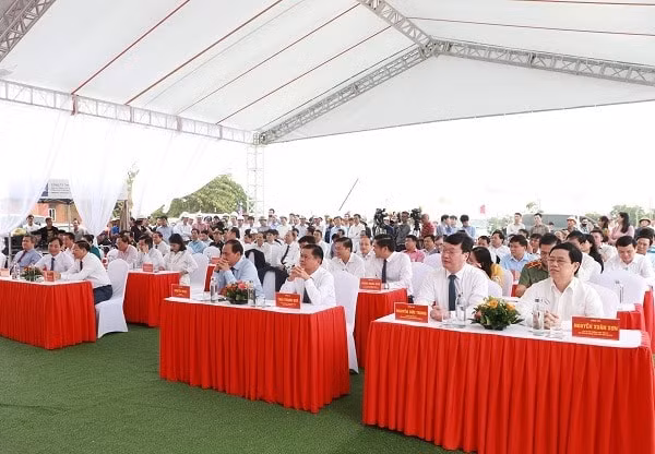 Các đại biểu tham dự buổi lễ.