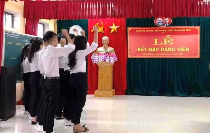 Thiêng liêng phút giây giơ nắm tay thề dưới cờ Đảng của các em học sinh THPT Cẩm Bình, khi được kết nạp Đảng trong trường học