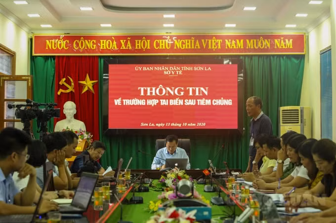 Quang cảnh buổi thông tin về trường hợp tai biến sau tiêm chủng.