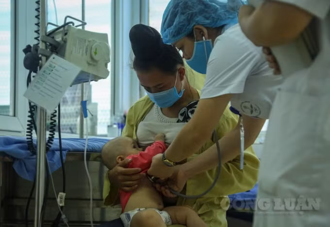 Các bác sĩ đang kiểm tra sức khỏe cho các cháu.